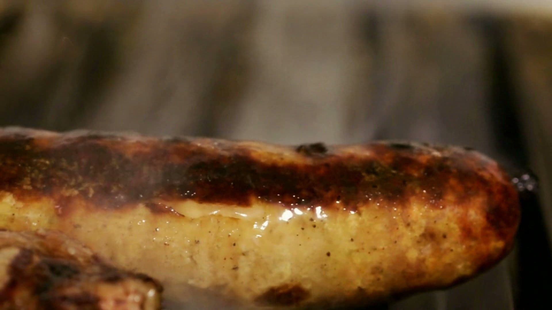 Chorizo criollo asándose en la parrilla de Abra Pampa, Granada